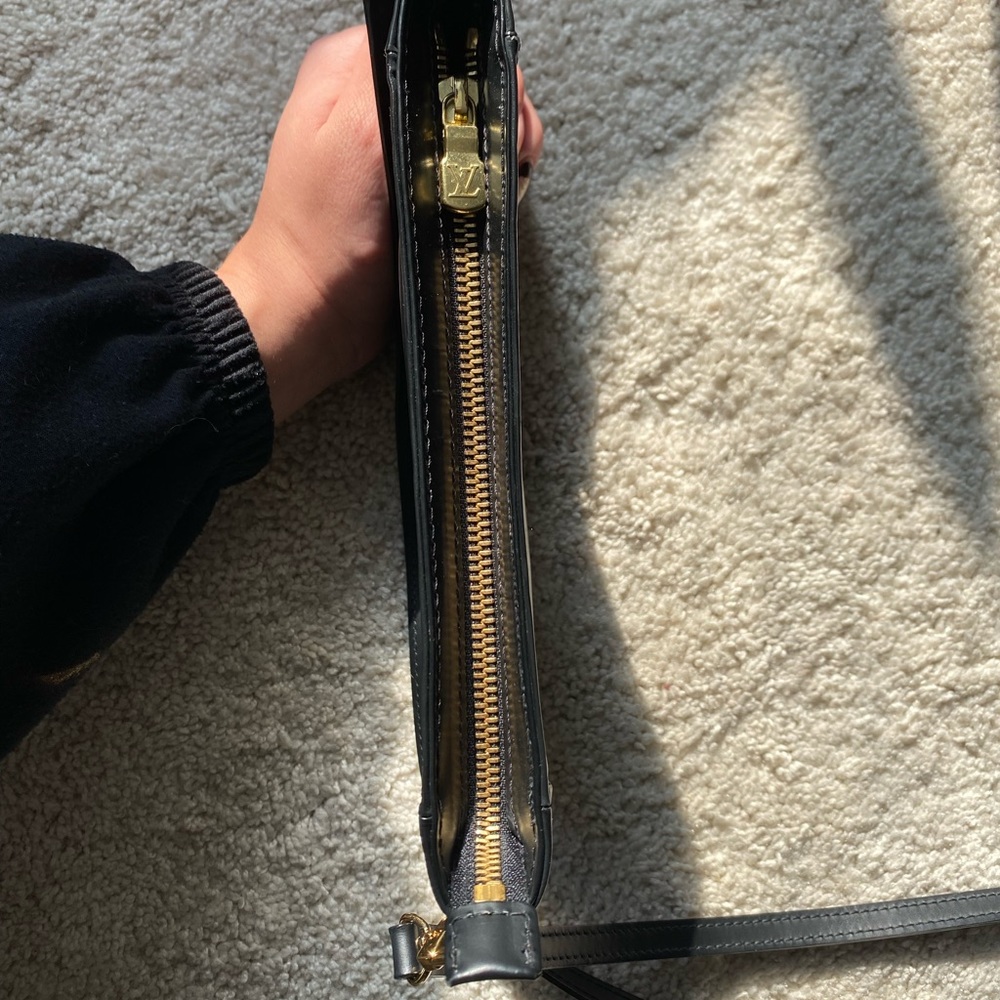 Louis Vuitton Black Epi Leather Sarvanga Crossbody Clutch Bag - Picture 11 of 15